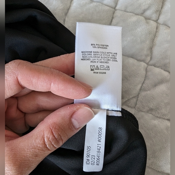 Express High Neck Body Contour crop tank, black, size large - Picture 3 of 5